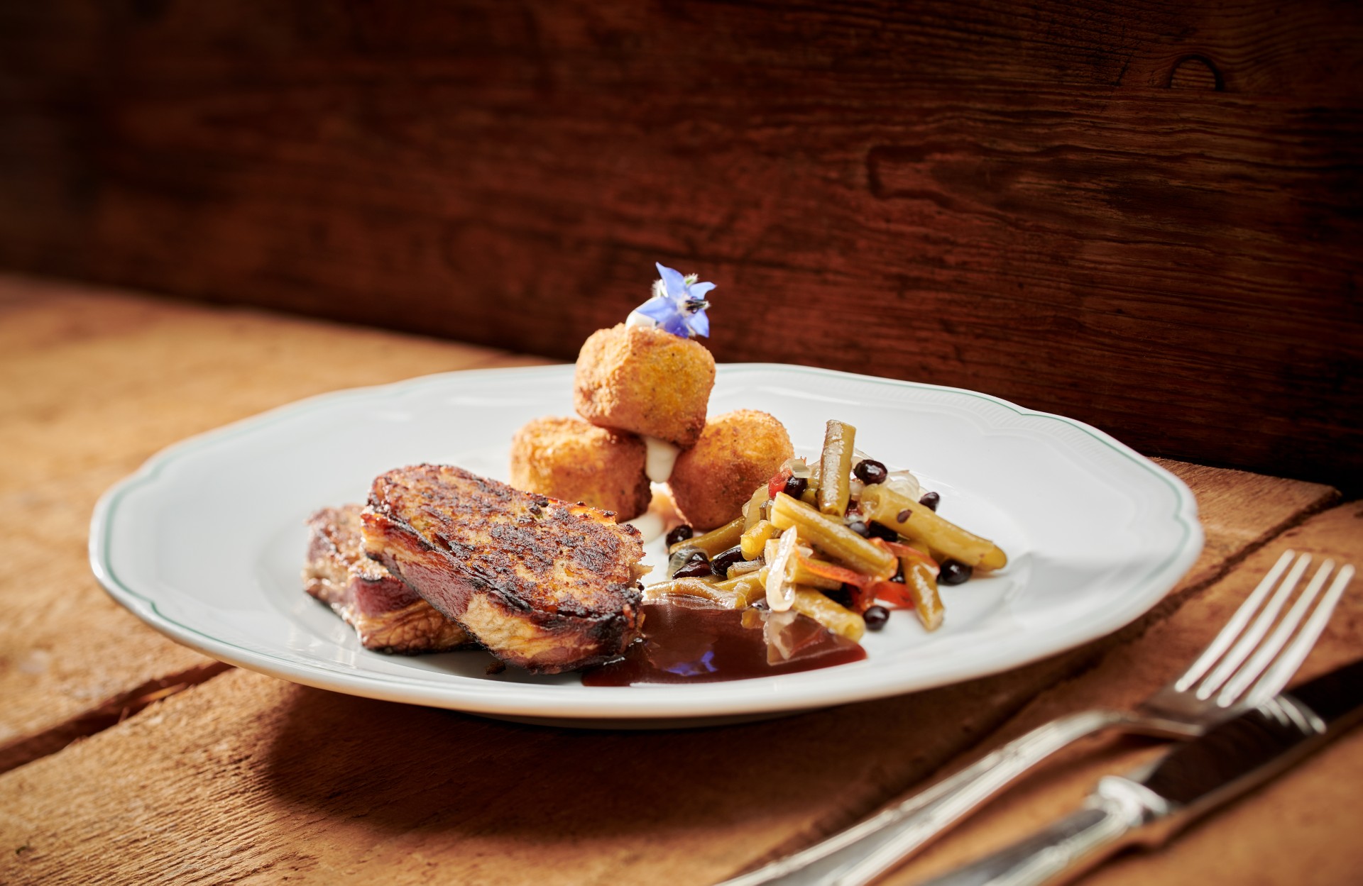 Hotel-Hohenhaus-Food-Grill-Bergschafhackbraten-1063_HighRes